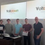 Vier Studierende des Teams Hot Rod mit Prof. Bartz-Beielstein vor den Präsentationsfolien ihres Prognosesystems Voltcrown