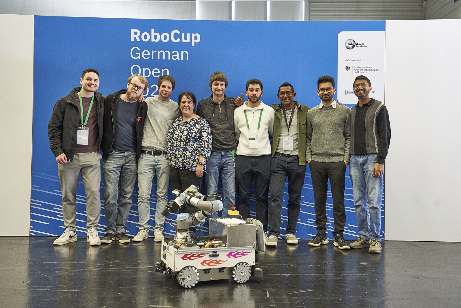 Das Team GM-Force Cologne mit Prof. Dr. Elena Algorri beim RoboCup German Open 2026